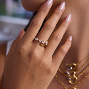 Bague ronde en acier inoxydable plaqué or 18 carats avec motif en ligne de zircon blanc, bijoux unisexes à porter au quotidien - Product Image 3