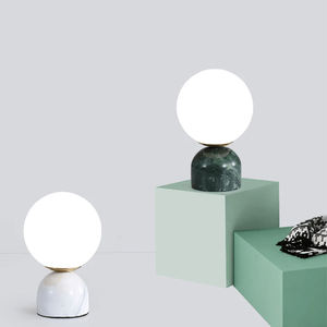 Lampe de table sphérique à base de marbre adaptée aux tables de chevet de chambre à coucher, lobbies d'hôtel Sphère en verre de marbre Sylas Lampe de table en marbre - Product Image 2