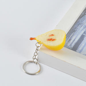 Porte-clés tendance en PVC en forme de fruits, idéal pour les étudiants, avec pomme, pêche et fruit du dragon - Product Image 4