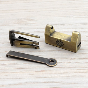 Candado Rectangular Chengyu Doble Felicidad en Bronce Dorado con Apertura Horizontal y Espaciado de 2cm, Especial para Bodas - Product Image 4
