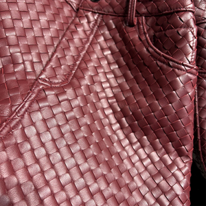 <span class=keywords><strong>Pantaloni</strong></span> in Pelle Intrecciati a Mano <span class=keywords><strong>Bordeaux</strong></span>, <span class=keywords><strong>Pantaloni</strong></span> in Vera Pelle di Pecora per <span class=keywords><strong>Donna</strong></span>, <span class=keywords><strong>Pantaloni</strong></span> Lunghi in Pelle Lavorata a Maglia - Product Image 3