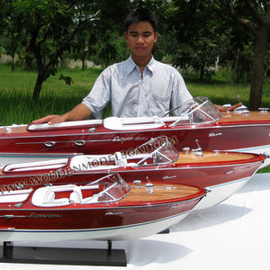 Bateau artisanal en bois RIVA AQUARAMA, décoration spéciale, 1 pièce - Product Image 5