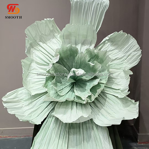 Support de fleurs géantes en papier organza artificiel bleu lisse fait à la main pour les événements d'anniversaire, de mariage, de la Saint-Valentin - Product Image 2