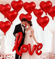 Un ensemble de ballons en aluminium en forme de cœur rouge LOVE, adaptés à la décoration de mariages, de la Saint-Valentin, de cérémonies de remise de diplômes