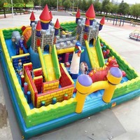 Parcours d'obstacles sur le thème du panda, château gonflable avec toboggan, jeux de carnaval, parc gonflable