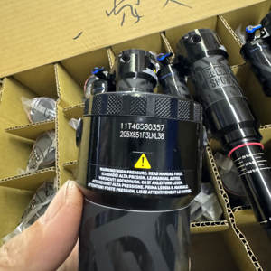 Amortiguador Trasero de Suspensión Neumática de Conexión Rápida SUPER Deluxe SEL+ RockShox de 205x65 para Eje - Product Image 4