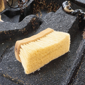 Brosse de nettoyage en bois pour chevaux avec logo personnalisé, produits d'entretien équin - Product Image 1