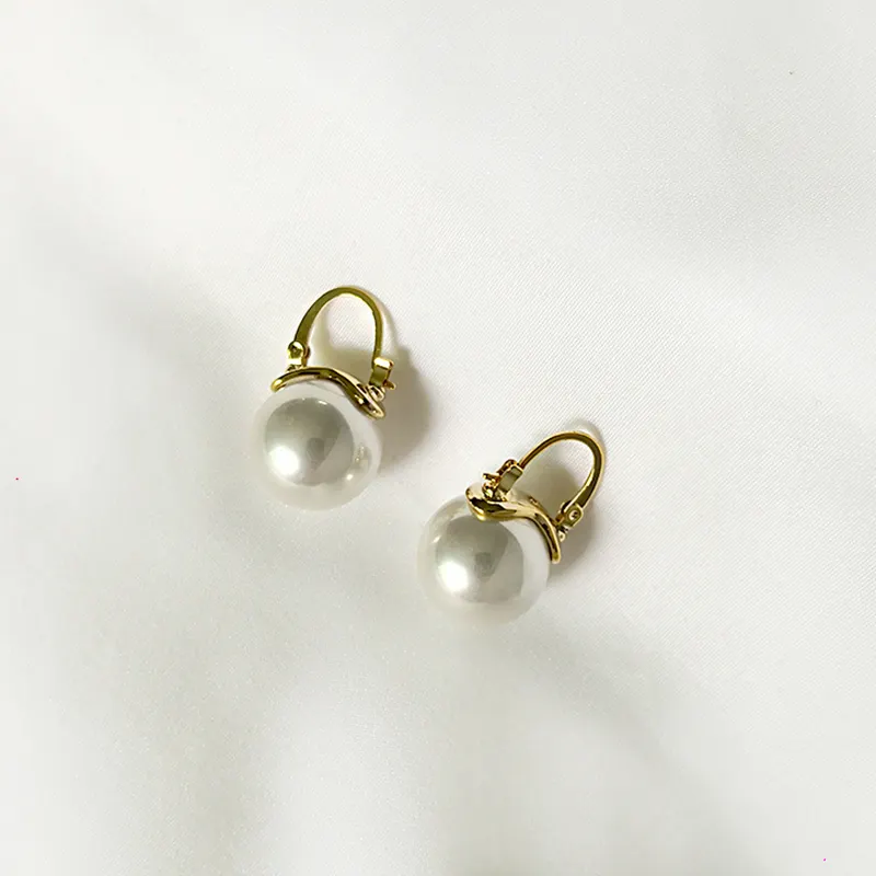 Huggie-pendientes de aro dorados con perlas barrocas, cierre de latón francés, pendientes de perlas de concha, aretes minimalistas redondos de perlas para mujer