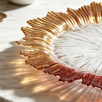 Geëmbosseerd glazen charger plate met gerimpelde bloemenrand, goud-bordeaux kleurovergang, decoratieve bord, fruitbord, snackbord