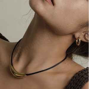 Gargantilla de joyería Gemnel, collar de cadena de serpiente redonda, collar con colgante de tubo curvo ahuecado para mujer - Product Image 4