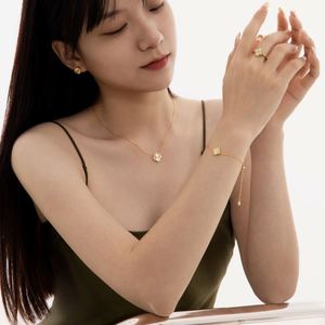 Anillos de Trébol de Cuatro Hojas con Diseño Moderno Dylam, Baño de Rodio Fino, Recubrimiento de Oro de 18K, Superficie con Textura Láser, Circonia 5A - Product Image 4