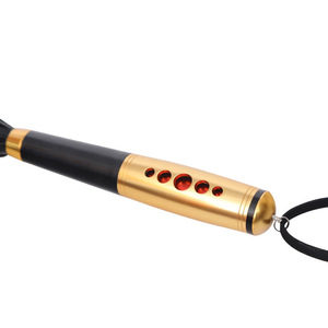 Flogger en cuir Black Wolf avec poignée en métal pour stimulation adulte et équipement de bondage - Product Image 4