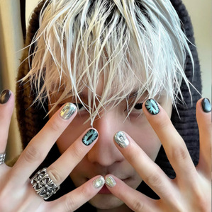 <span class=keywords><strong>Uñas</strong></span> postizas <span class=keywords><strong>negras</strong></span> de diseño de grafiti <span class=keywords><strong>con</strong></span> purpurina y forma de almendra para hombre, pre-diseñadas, sofisticadas y de nicho, a la moda. - Product Image 1