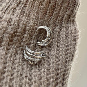 Orecchini a Perno E3505 in Oro Bianco con Diamante Rotondo Incastonato, Design Geometrico di Tendenza, Gioielli Unisex alla Moda - Product Image 5