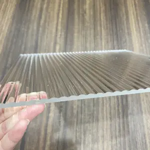 Hoja de patrón de plástico de plexiglás fundido transparente o iridiscente personalizada hoja de acrílico acanalado a rayas para la decoración moderna del hotel