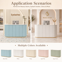 Bureau de réception incurvé à lattes verticales minimalistes avec éclairage LED, couleur personnalisée, table de hall pour salon de beauté et spa des ongles