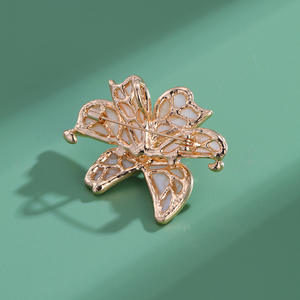 Broche de Flor de Lirio de Aleación Chapado en Oro con Cristales, Botones de Diamantes de Imitación, Dijes Personalizados, Adornos para Joyería DIY, Compromiso y Boda - Product Image 4