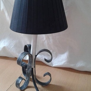 Lámpara de mesa rústica de hierro con pantalla negra para decoración de interiores de sala de estar - Product Image 1
