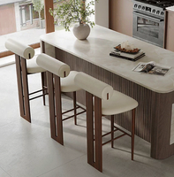 Tabouret de bar en bois massif de style mid-century, texture premium, chaise haute minimaliste nordique pour îlot de cuisine domestique