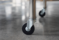 Table de ligne d'emballage pour usine alimentaire, plan de travail en acier inoxydable avec étagère inférieure et roulettes, taille personnalisée OEM ODM