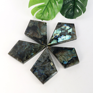 Tranches de cristal de labradorite rhombique sculptées, pierres naturelles de guérison pour la décoration intérieure - Product Image 1