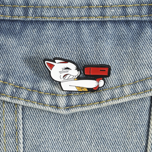 Broche en émail amusante Chat Anime, Chat Féroce Tenant un Sèche-Cheveux, Badge de Revers, Bijou de Mode, Cadeau pour Amis - Product Image 1