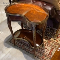 Table d'appoint irrégulière en bois massif Design créatif pour un accent de salon classique britannique unique