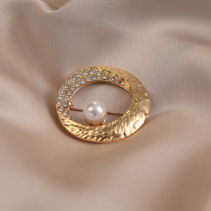 Broche ronde en perles de niche, luxe léger haut de gamme, géométrique, pour femme, simple, polyvalente, à la mode, vente en gros - Product Image 4