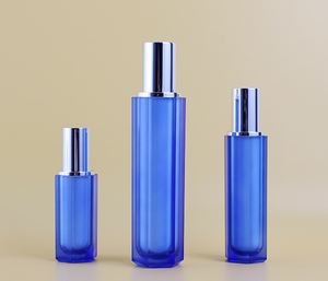 高級感のある空のクリエイティブなアクリル製30ml/50ml/100mlブルー六角形ボトルシリーズ、プレミアムスキンケアボトルセット（化粧品包装用） - Product Image 3