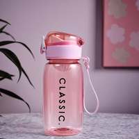 Gourde tendance en plastique avec couvercle pop-up, grande capacité, isotherme, portable, pour étudiants, activités de plein air, sport, camping, personnalisable, compatible eau bouillante