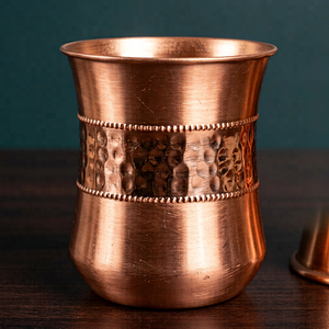 Verre à boire en cuivre avec corps cintré, bande centrale texturée, bordures perlées et rebord large – Vaisselle distinctive pour la restauration et le service - Product Image 1