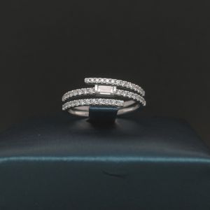 แหวนเพชรมอยส์ซอไนต์18K สุดหรูออกแบบได้ตามต้องการมีเอกลักษณ์ด้วยหินหลวมและเพชรสังเคราะห์ - Product Image 1