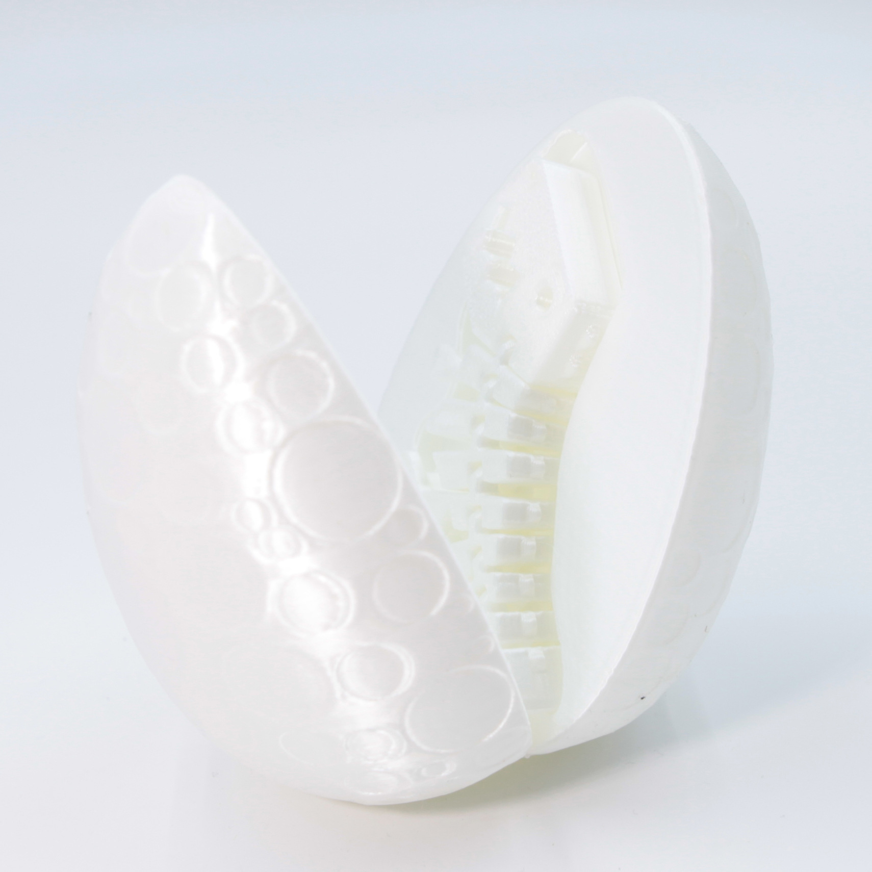 Oeuf de dragon blanc soyeux, 10 cm, à coquille fragile.