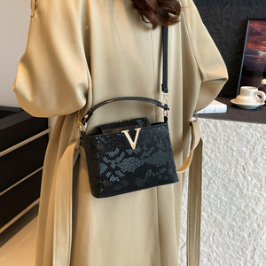 Nuova Borsa di Lusso per Donna con Texture Lychee e Foulard in Seta, Elegante Tracolla Obliqua di Alta Moda - Product Image 3