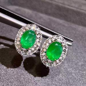 Pendientes de lujo con esmeraldas ovaladas para mujer, oro macizo de 18 quilates, 2,4 quilates en total, esmeralda natural, 8 diamantes y 40 zafiros blancos grandes - Product Image 2