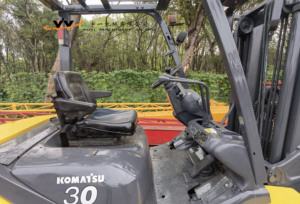 בשימוש komatsu FD30T-17 מלגזה מקורי יד שנייה komatsu FD30T-17 מקורי מקורי יפן komatsu FD30T-17 דיזל מלגזה