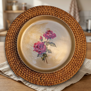 Assiette décorative ronde en métal peinte à la main avec motif de rose, style vintage, vaisselle artisanale - Product Image 2