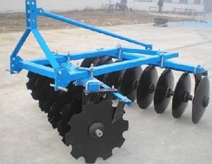 Трактор с сельскохозяйственными зубчатыми граблями - Product Image 2