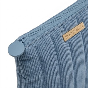 Bolsa de Maquillaje Plana de Pana Azul Polvoriento con Canalado Fino Acolchado, Estuche Cosmético Delgado con Cremallera Superior Mediana, Logotipo Personalizado OEM - Product Image 4