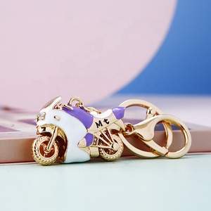 Vente en gros de <span class=keywords><strong>porte</strong></span>-clés mousqueton en métal de haute qualité émaillé 3D pour motos et voitures - Product Image 3