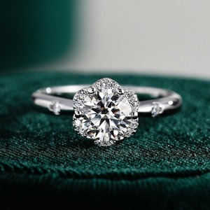Anillo de Halo con Diamante Moissanite de Plata 925 de Excelente Calidad para Mujer, con Brillo Brillante, Disponible para Novias al Mejor Precio - Product Image 4