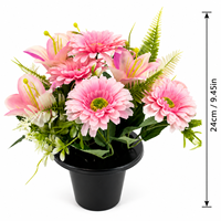 Fleurs artificielles funéraires dans un pot noir, arrangement mixte marguerite et lys pour la décoration des tombes et des monuments funéraires