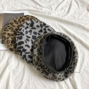 Vente en gros de bérets de haute qualité, très demandés, style portuaire, chic et personnalisé, à imprimé léopard, pour l'automne et l'hiver, décontractés, style artiste - Product Image 6