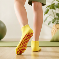 Chaussettes de trampoline antidérapantes avec logo personnalisé pour enfants et adultes, respirantes, en coton, à séchage rapide, pour le sport et les jeux
