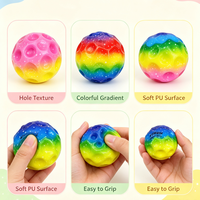 Balle anti-stress texturée en PU/silicone, super rebondissante, en forme de cratère lunaire, dégradé arc-en-ciel