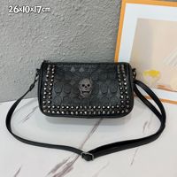 Sac bandoulière rétro style punk avec crâne, tendance transfrontalière, fermeture éclair, doublure polyester, rivets embossés, petite sacoche Halloween