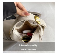 Sac demi-lune en PU avec fermeture éclair, sac à bandoulière croisé, doublure en polyester, sangle unique, détail de couture, idéal pour les trajets quotidiens