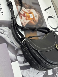 Nouveau Sac à Bandoulière Rétro Élégant <span class=keywords><strong>pour</strong></span> Femme 2026 – Sac Messager Demi-Lune de Luxe Style Designer <span class=keywords><strong>pour</strong></span> le Shopping - Product Image 5