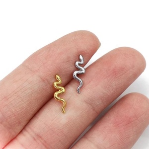 1 pieza Mini piercing serpiente de plata de ley 925 roscado Labret pendientes de plata de la hélice <span class=keywords><strong>Tragus</strong></span> pendiente de las mujeres joyería de todos los días - Product Image 2