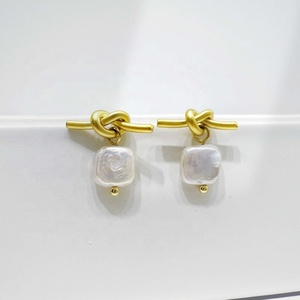 Boucles d'oreilles minimalistes d'été en argent sterling 925 plaqué or 14 carats, faites à la main, avec nœud délicat et perle baroque pour femme. - Product Image 2